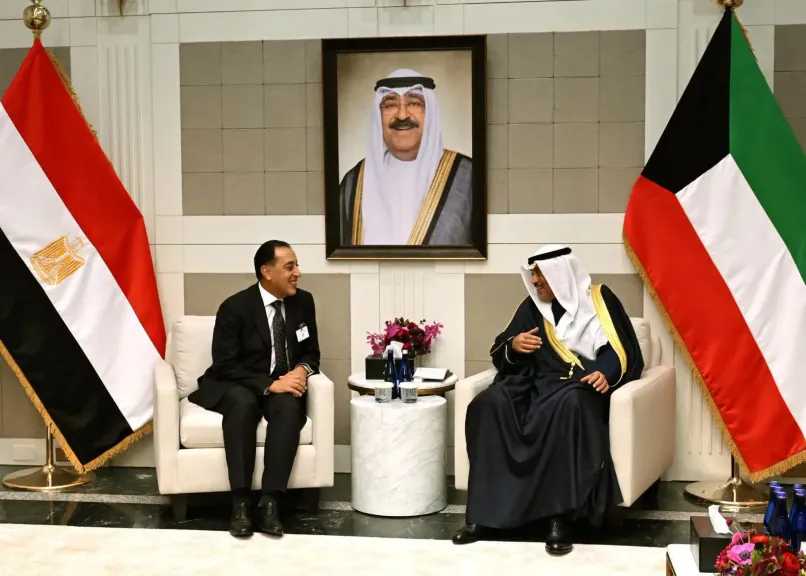 ولي عهد الكويت يستقبل رئيس الوزراء لبحث أوجه التعاون والتنسيق المشترك بين البلدين