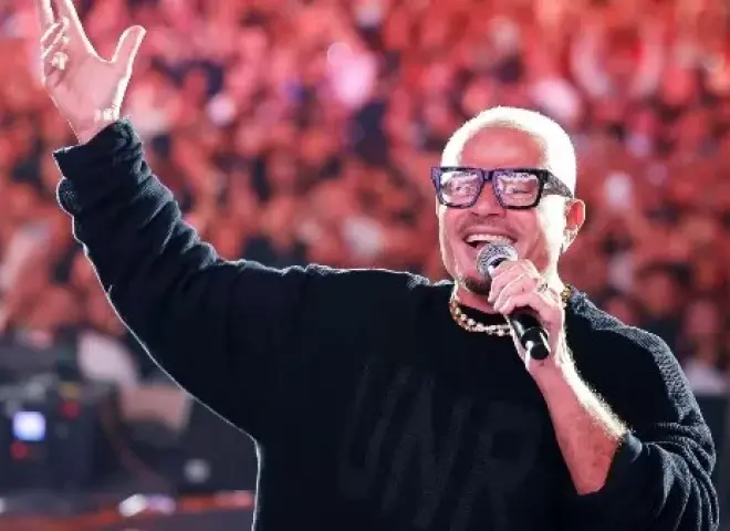 عمرو دياب يتصدر قائمة أبرز نجوم الغناء العربي وفق تصويت 20 ناقدًا