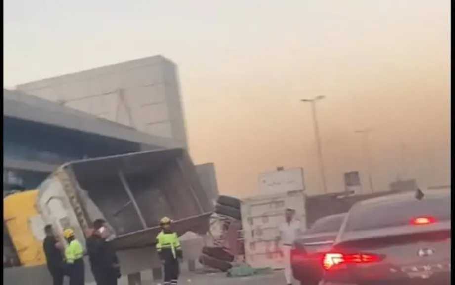 حادث مروري بالطريق الدائري.. انقلاب سيارة نقل بمحطة الأتوبيس الترددي
