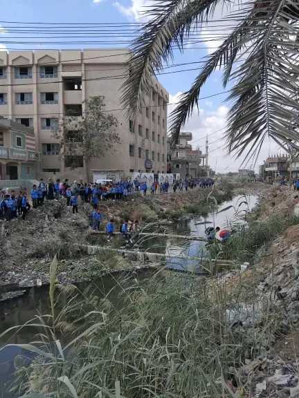 استغاثة عاجلة من أهالي الصفاصيف بالبحيرة.. طلاب معهد الشهيد محمد فوزي الحوفي يعبرون فوق ماسورة صرف وكابل كهرباء