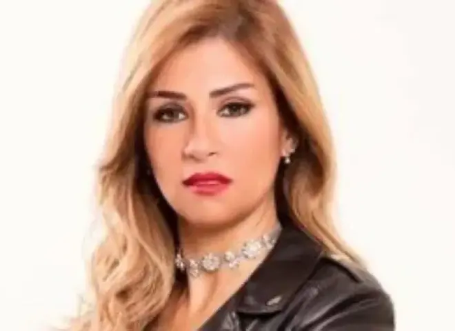 بعد غياب عامين.. آيات أباظة تعود لتقديم «مساء الفن» بعد رحلة علاج