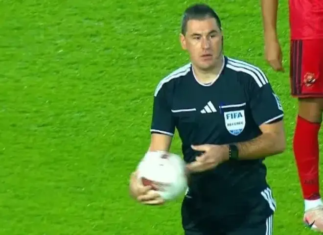 واقعة مفاجئة في قمة الأهلي والزمالك.. الحكم يوقف المباراة بعد ثوانٍ من البداية