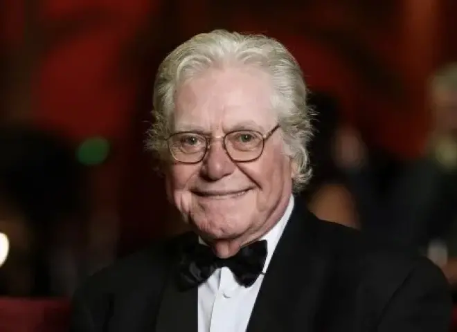 حسين فهمي يحسم الجدل حول بوستر مهرجان القاهرة السينمائي.. ماذا تمثل الصورة؟
