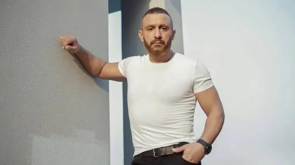 أحمد السقا يهنئ منى زكي بعد تكريمها في مهرجان الجونة السينمائي