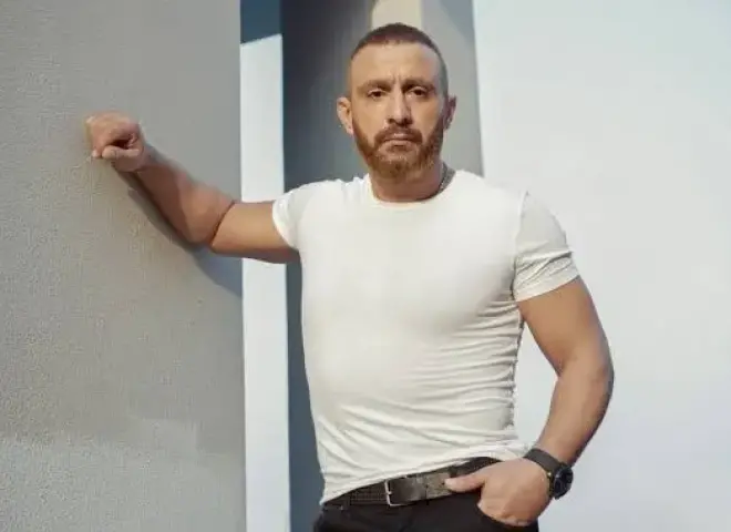 أحمد السقا يهنئ منى زكي بعد تكريمها في مهرجان الجونة السينمائي