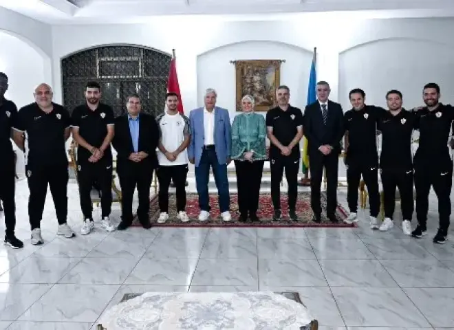 بعثة الزمالك تلبي دعوة سفيرة مصر في رواندا.. ودرع النادي وقميص الفريق هدايا تذكارية