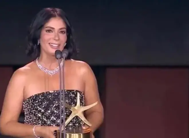رانيا يوسف توجه رسالة مؤثرة إلى منى زكي بعد تكريمها: مثال وقدوة لكل ست