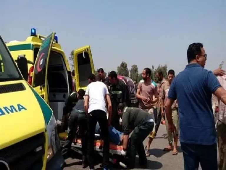 مصرع عامل وابنته إثر حـادث تصادم سيارة ملاكي في عمود إنارة فى قنا
