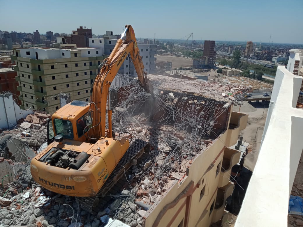 إزالة برج سكني مخالف