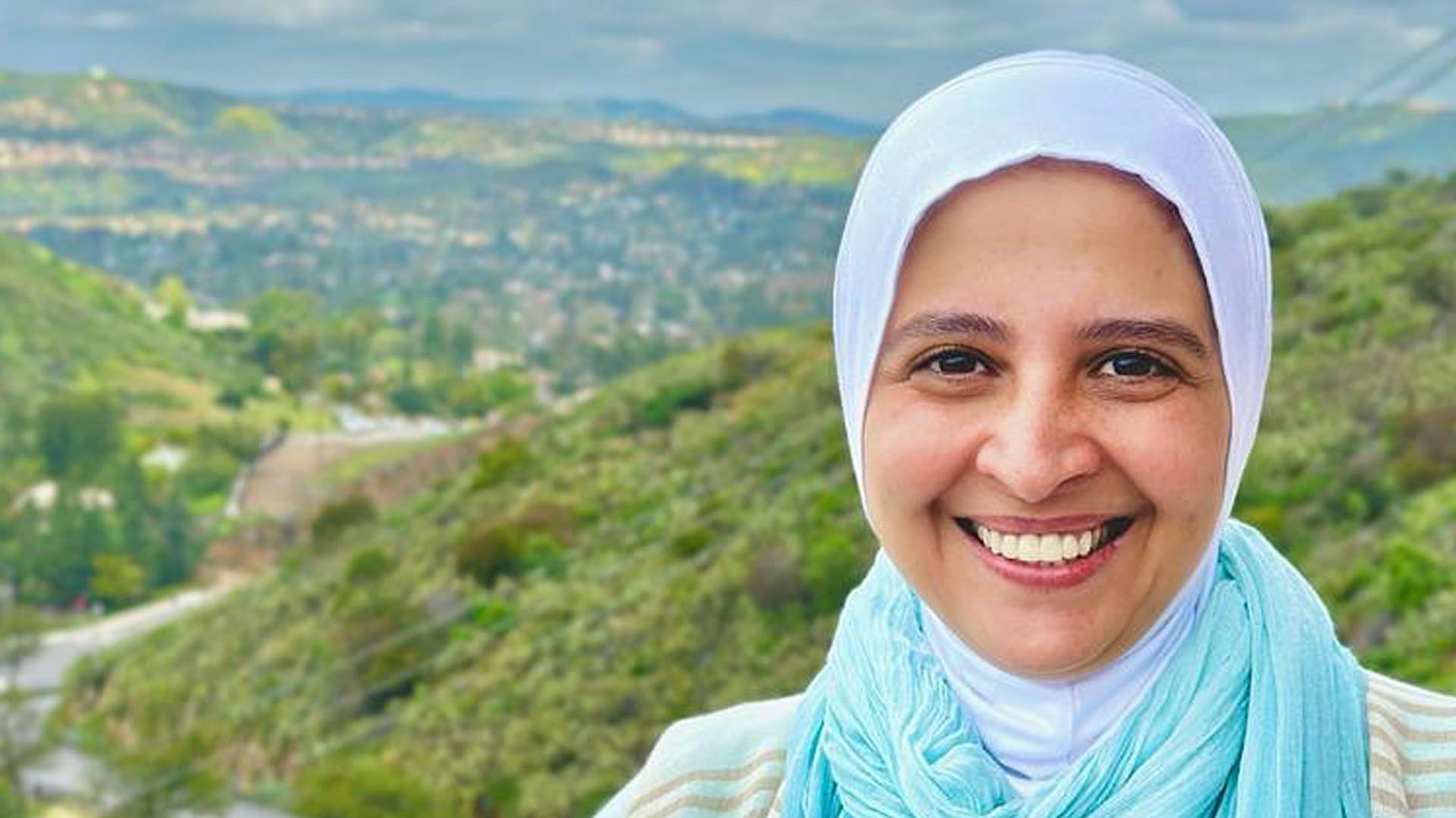 الفنانة حنان ترك