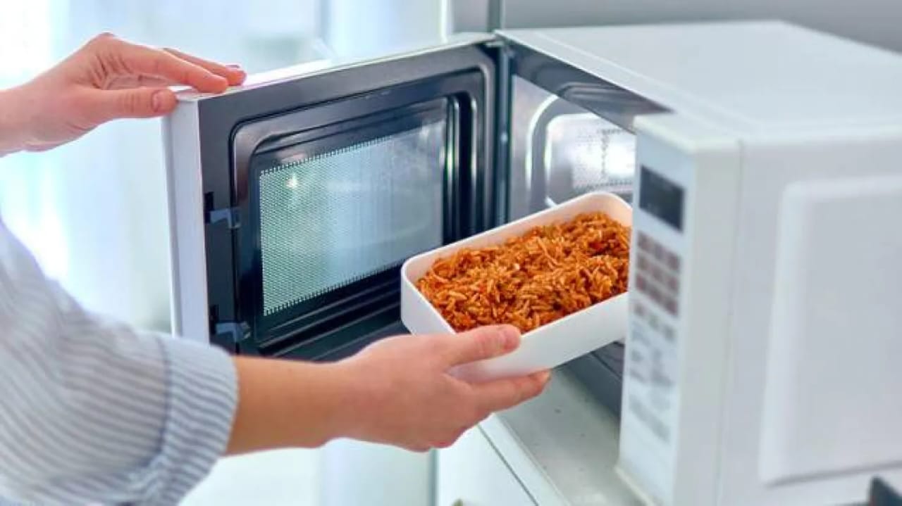 تسخين الطعام في الميكروويف 