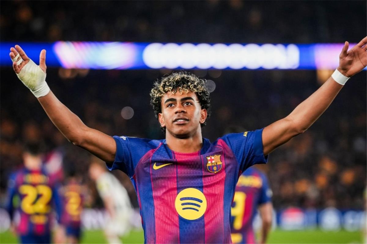 لامين يامال لاعب برشلونة 