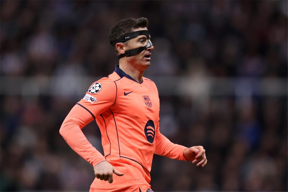 روبرت ليفاندوفسكي مهاجم برشلونة 