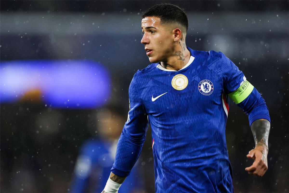 انزو فيرنانديز لاعب تشيلسي 