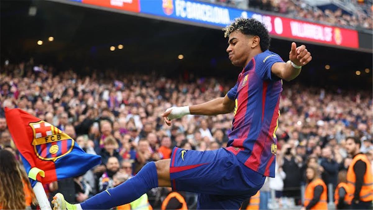 لامين يامال لاعب برشلونة 