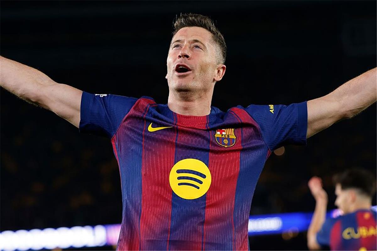 روبرت ليفاندوفسكي مهاجم برشلونة 