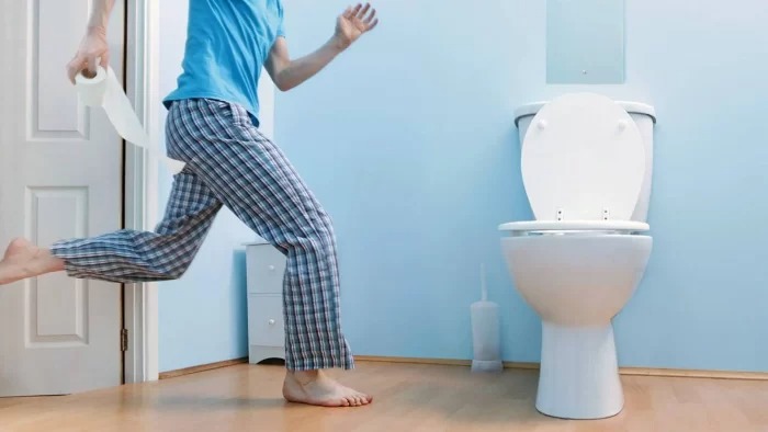 تفسير حلم قضاء الحاجة في الحمام امام الناس للرجل