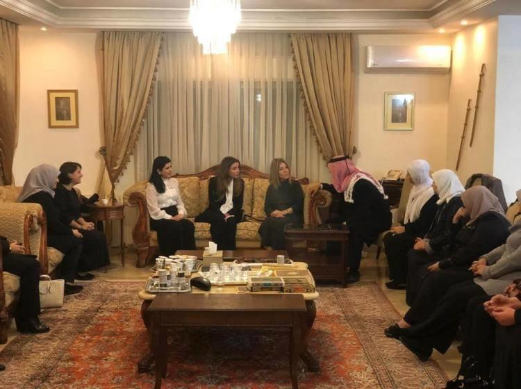 تفسير رؤية العزاء في البيت للعزباء